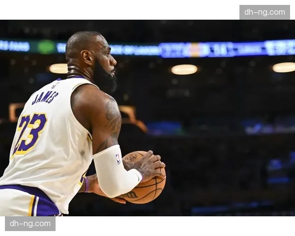 湖人里夫斯灵活跑位得分，角色球员战术价值得到充分体现